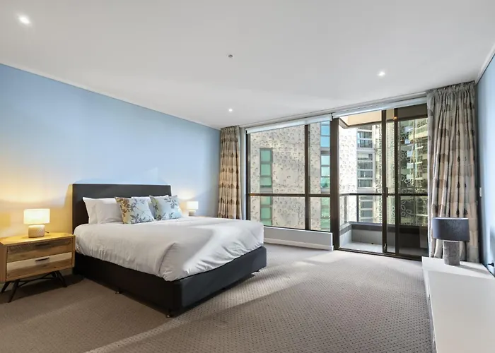 2-Bed Inner-City Pad With Gym & Sauna
